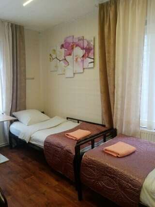 Гостиница Фаворит Тула Трехместный номер с общей душевой и туалетом-2