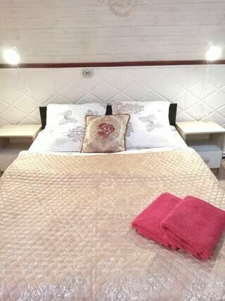 Гостиница Фаворит Тула Двухместный номер с 1 кроватью с общей душевой и туалетом-1